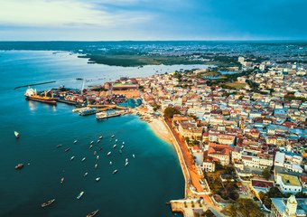 Stone Town, Sansibar – Historische Architektur mit verzierten Türen und Kopfsteinpflasterstraßen.